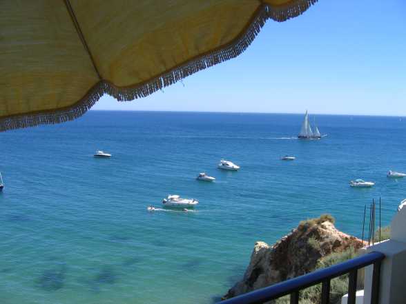 Der Blick vom Balkon auf das Meer