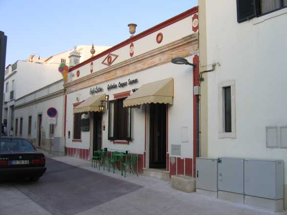 Das Cafe in der Rua Latino Coelho